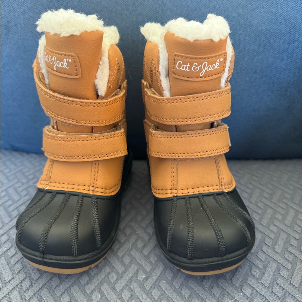 NWOT cat & jack snow boots size 7 toddler